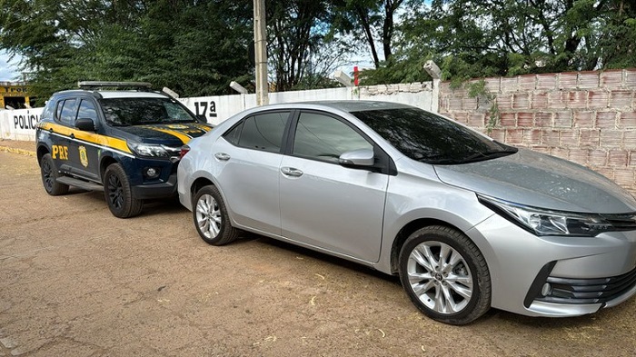 PRF detém motorista com carro de luxo roubado em Juazeiro