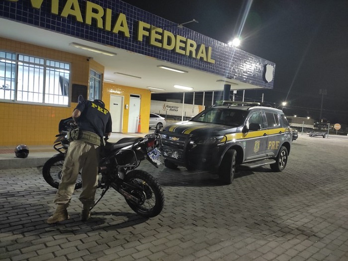 PRF apreende motocicleta adulterada na BR-110, em Paulo Afonso (BA)