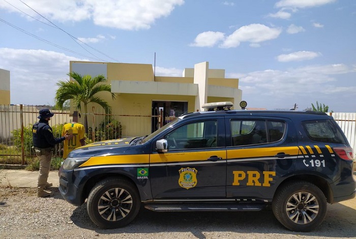 Adolescente é esquecido em posto de combustível e encontrado pela PRF em Cabrobó