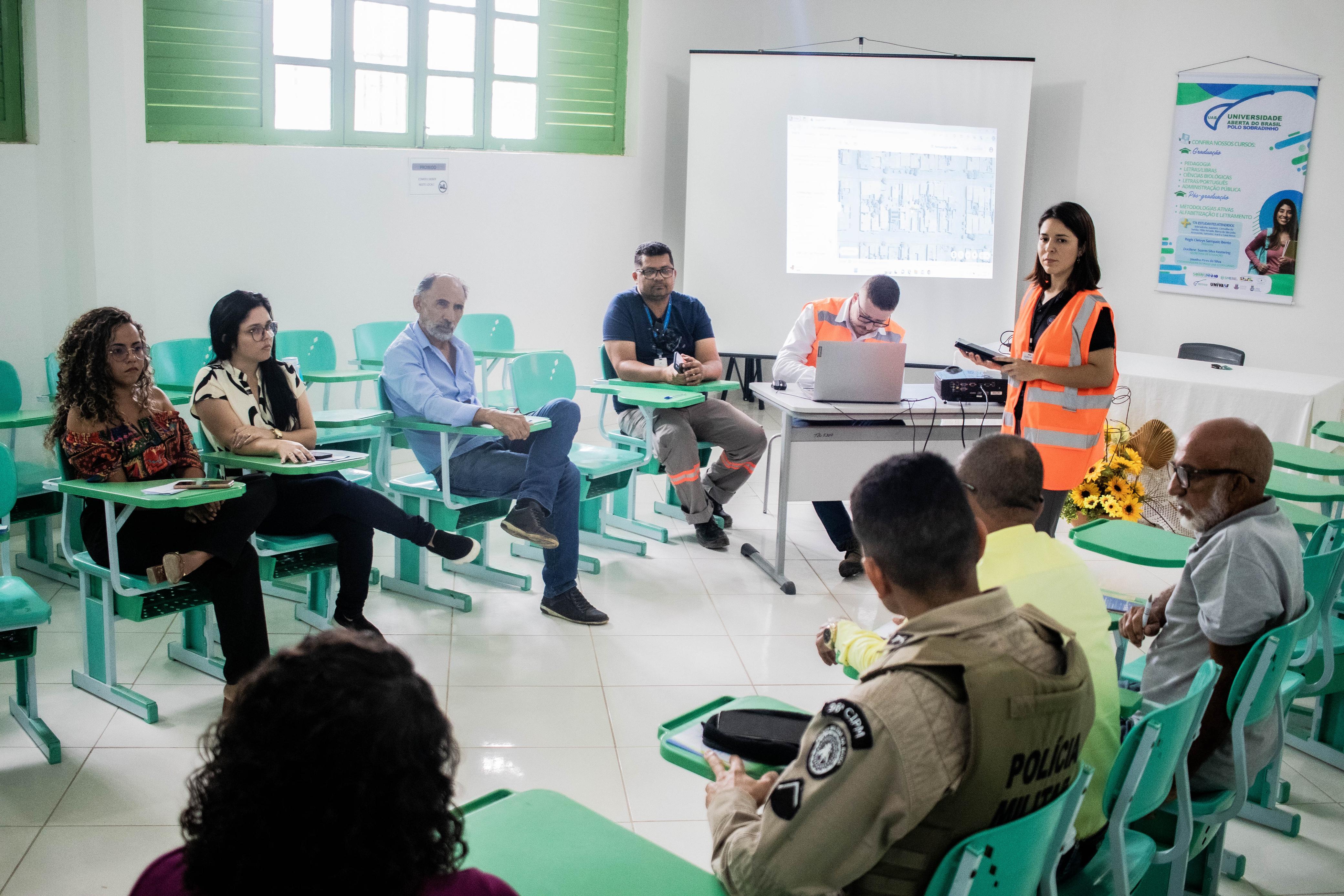 Eletrobras Chesf realiza encontro com agentes da Prefeitura de Sobradinho para iniciar o cadastramento da população e executar o simulado de Alerta da Zona de Autossalvamento