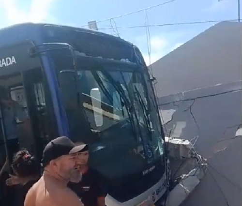 Petrolina: motorista passa mal e ônibus desgovernado bate em muro  de residência