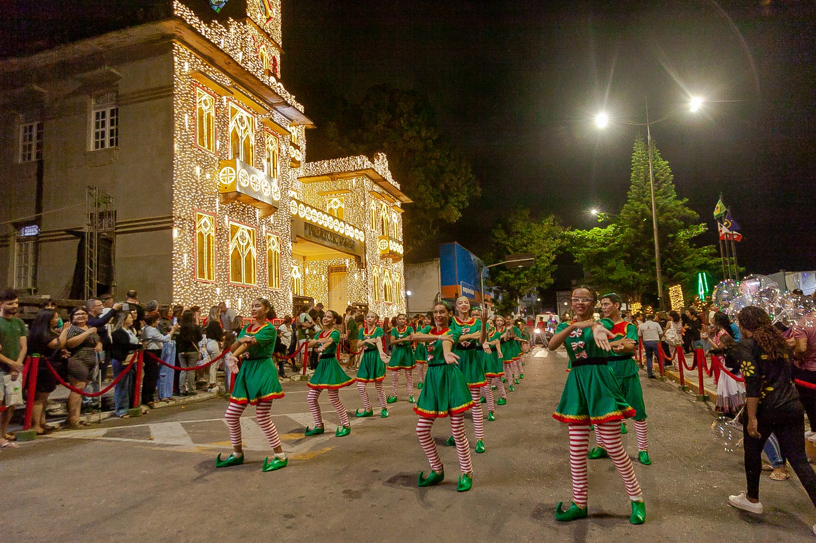 Desfile Natalino na avenida Santo Antônio atrai visitantes para o Encantos do Natal em Garanhuns