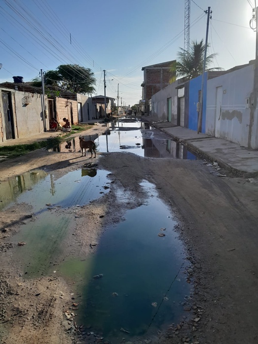 População denuncia extravasamento da rede de esgotos em diversos bairros de Juazeiro (BA)