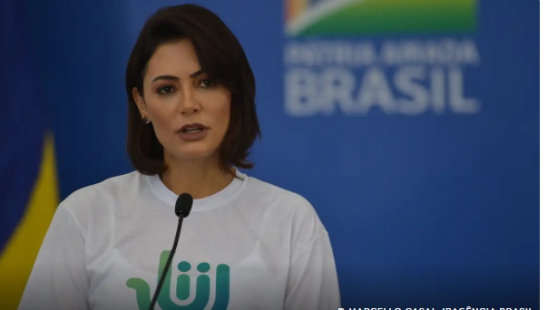 Antes embarcar para posse de Trump, Michelle diz que Bolsonaro é perseguido