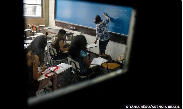  Secretaria de Educação de Juazeiro está analisando a legislação e as melhores estratégias para garantir o cumprimento da Lei que proíbe celulares nas salas de aula 