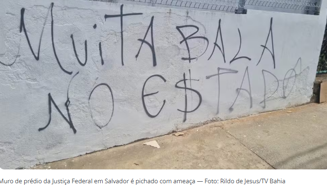 Muro de prédio da Justiça Federal é pichado com ameaça: 