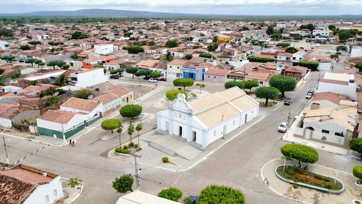 População acusa prefeito de Curaçá de paralisar atividades essenciais após perder eleição. Prefeitura contesta denúncia