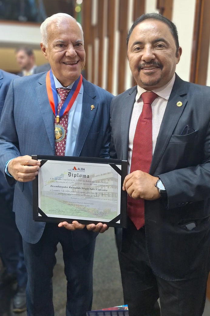 Roberto Carlos entrega Comenda 2 de Julho ao Desembargador Cafezeiro em cerimônia emocionante