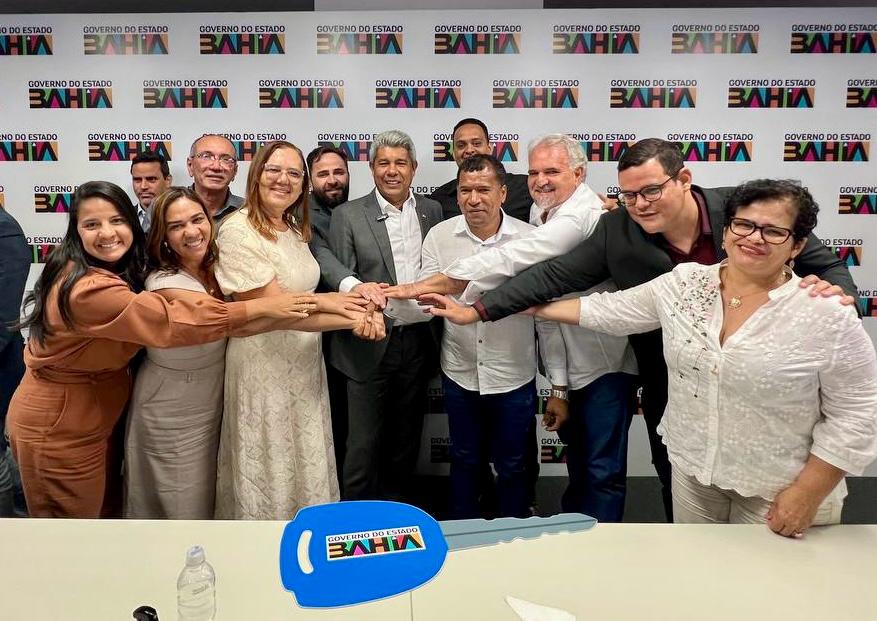 Sesab entrega ambulância, veículo TFD e equipamentos ao município de Curaçá