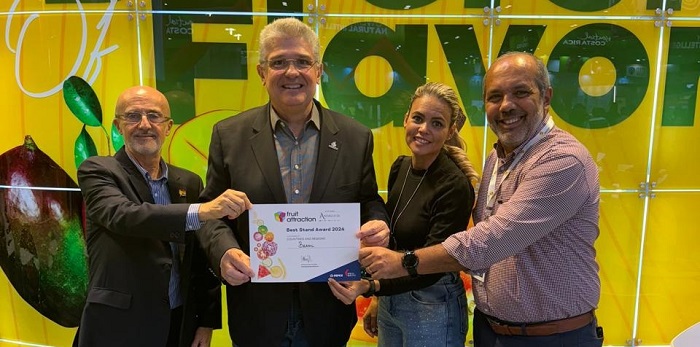 Guilherme Coelho celebra a escolha do stand da Abrafrutas/ApexBrasil como o melhor em feira internacional na Espanha