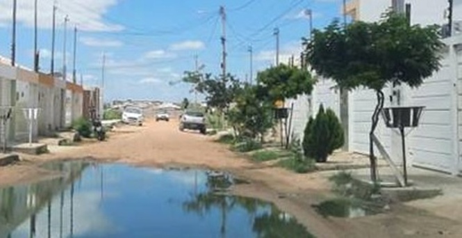 Esgoto a céu aberto no bairro Dom Avelar em Petrolina incomoda moradores