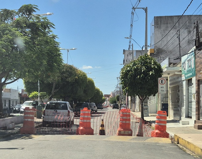 Comerciantes da Flaviano Guimarães cobram celeridade em buraco aberto em frente a unidade do SAAE. òrgão se manifesta