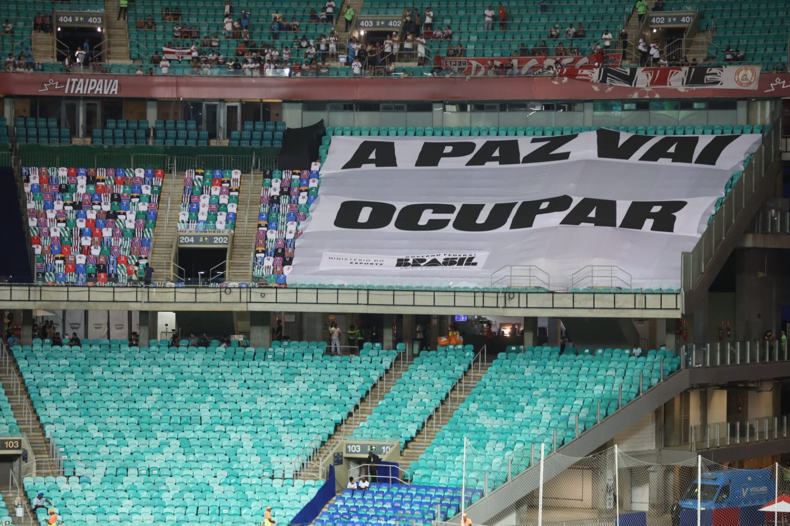 Ação simbólica na Arena Fonte Nova promove campanha pela paz no futebol