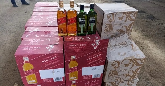 PRF apreende 456 litros de whisky transportados sem documentação fiscal, em Feira de Santana