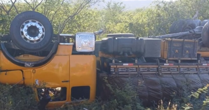 Acidente com três caminhões deixa 2 motoristas mortos no Norte da Bahia