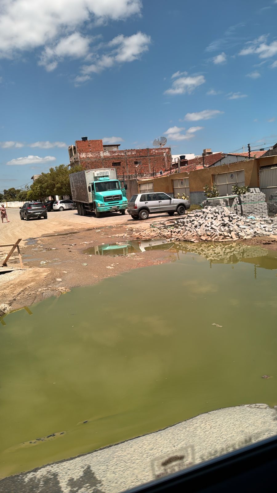 ESPAÇO DO LEITOR: Morador do Alto da Maravilha mostra esgoto a céu aberto em Juazeiro