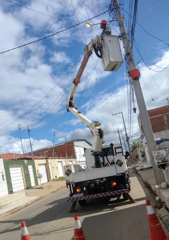 Prefeitura de Juazeiro realiza substituição de lâmpadas convencionais por LED no bairro Maringá