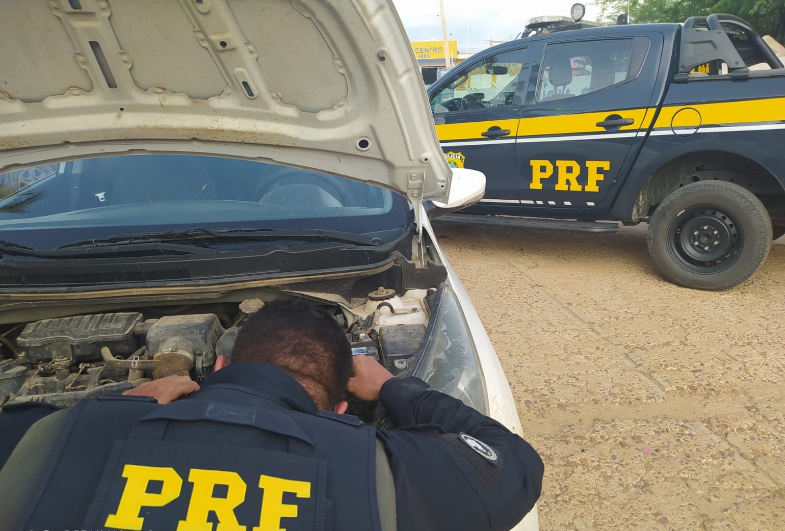 PRF recupera veículo roubado com placas clonadas em Juazeiro
