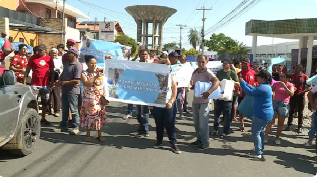 Moradores dos projetos N-8 e N-10, zona rural de Petrolina, protestam contra falta de abastecimento de água