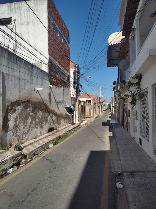 Moradora reclama da falta de água na rua Cesário da Silva, centro de Juazeiro (BA)