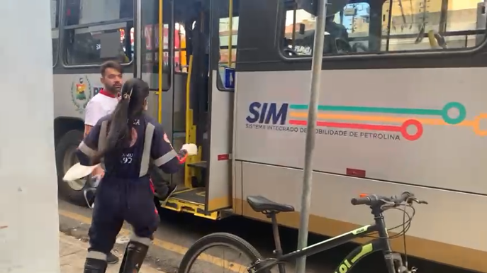 Mulher passa mal dentro de ônibus em Petrolina