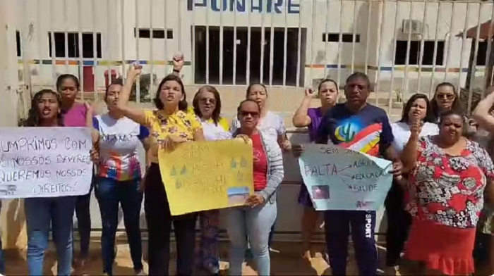 Pais de estudantes protestam contra falta de água na rede municipal do Projeto Fulgêncio, em Santa Maria da Boa Vista