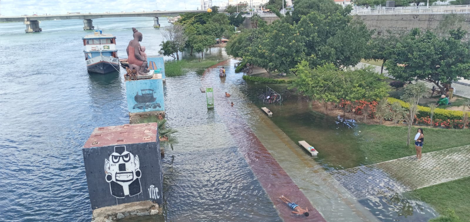 Com rio cheio, banhistas aproveitam área inundada na Orla II de Juazeiro; cuidados devem ser redobrados