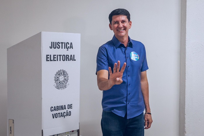 Candidato à reeleição, Simão Durando (UB) vota na Faculdade UniFTC