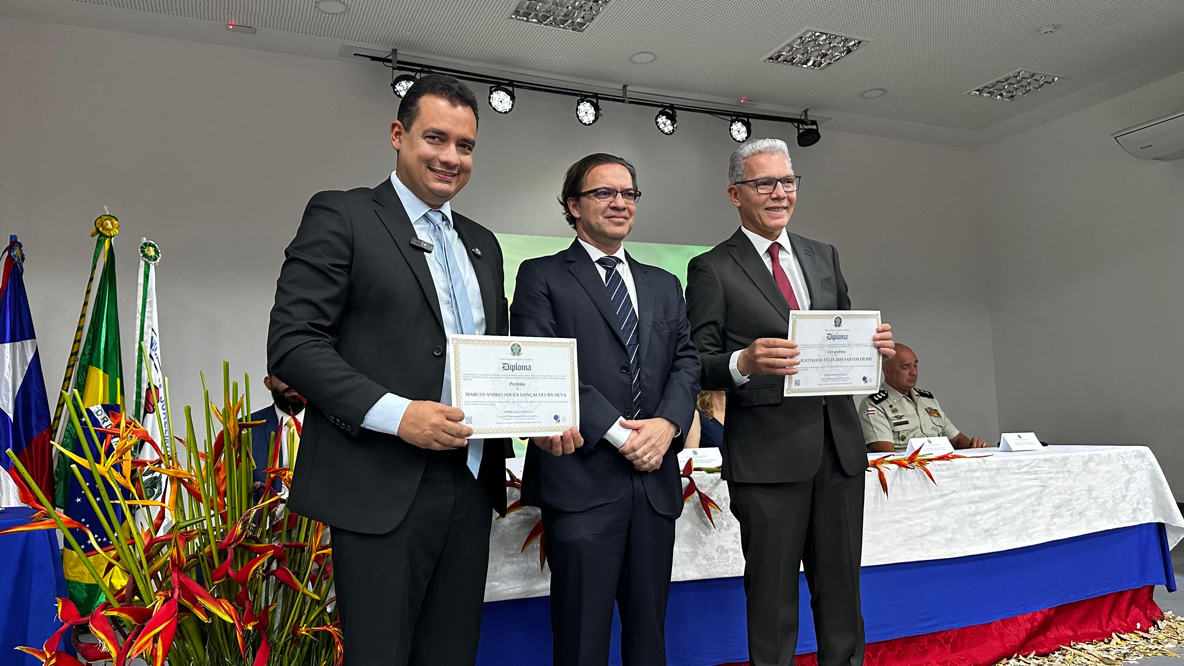 Diplomação do prefeito eleito Andrei Gonçalves aconteceu nesta quinta (19) com transmissão ao vivo; acompanhe