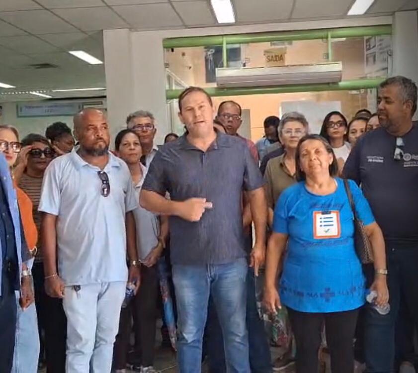 Trabalhadores da Saúde ocupam e almoçam na sede da Sesau como forma de protesto: "Eu quero meu dinheiro"