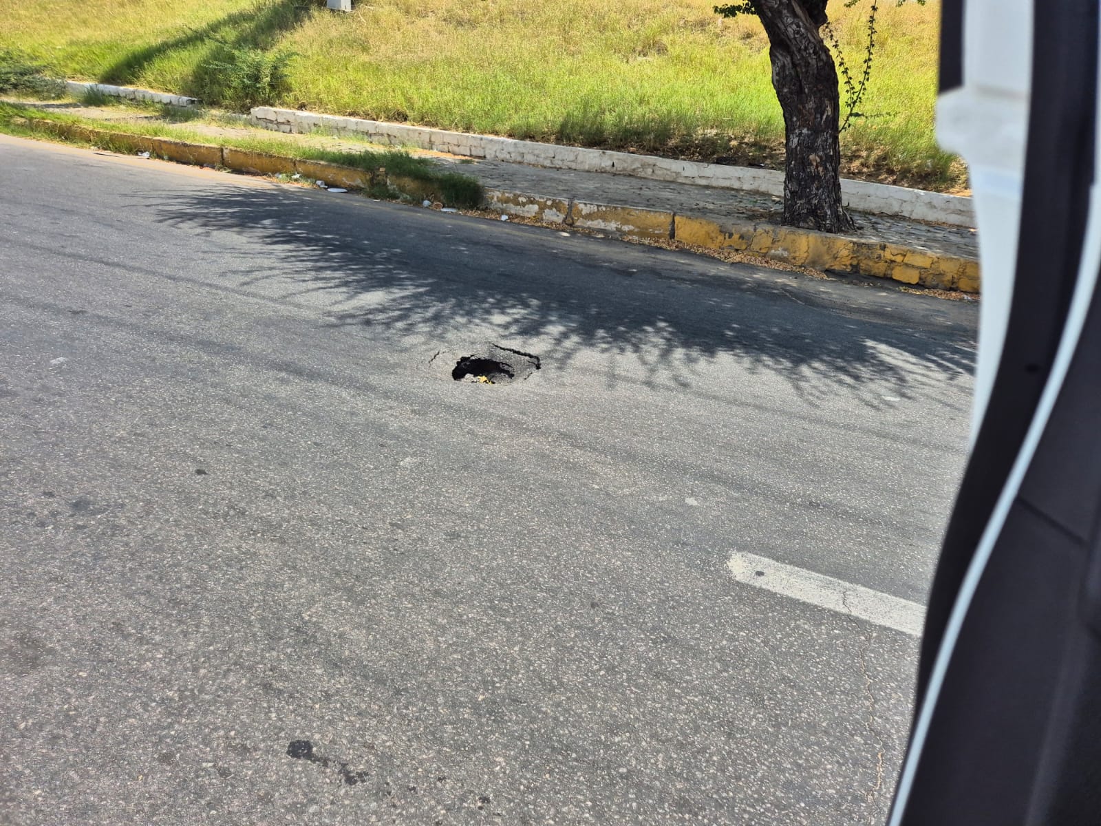 Leitor da Rede GN chama à atenção da Prefeitura sobre surgimento de buraco na Avenida Raul Alves