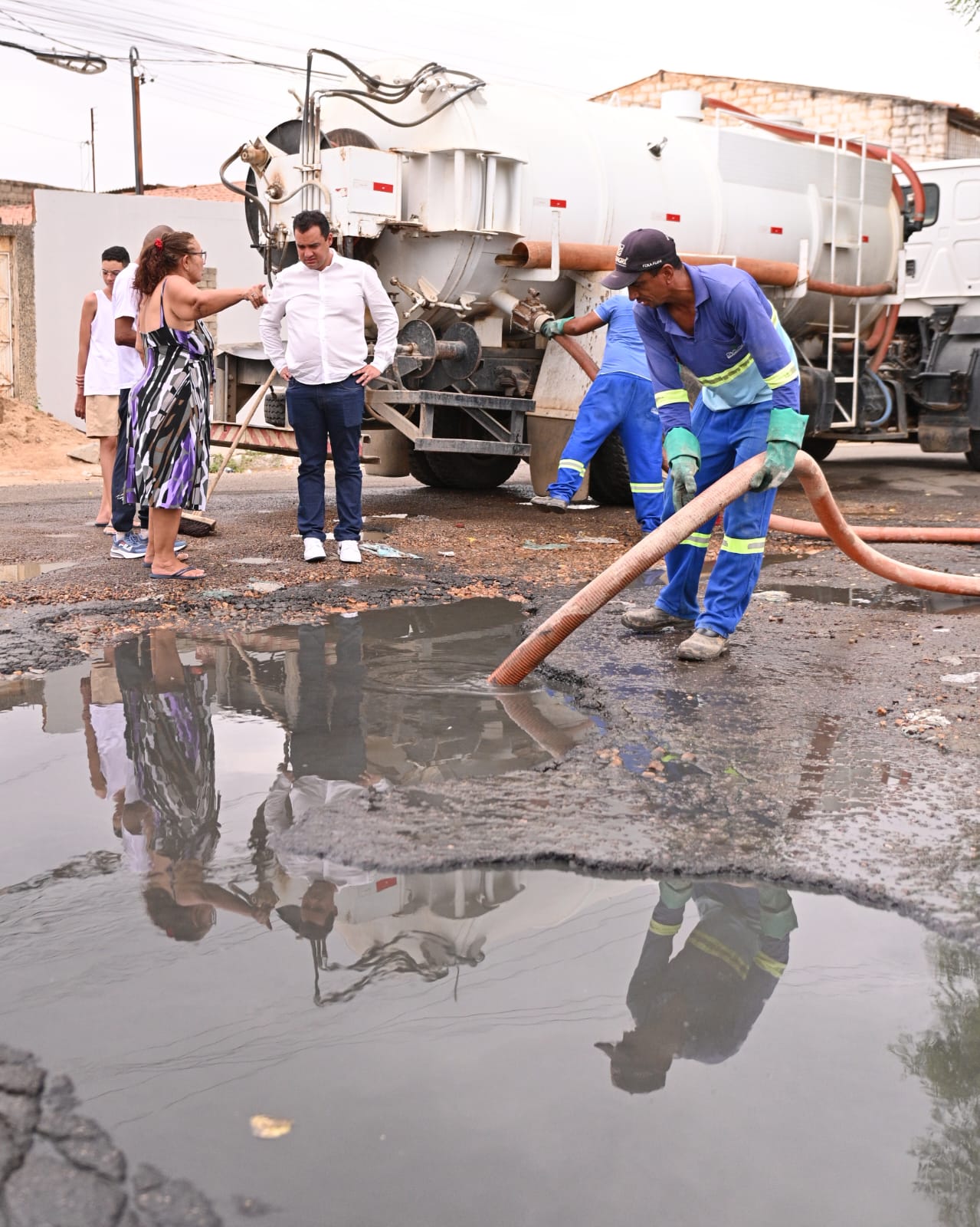 Moradores do Juazeiro celebram o trabalho do prefeito Andrei de desobstrução de esgotos pela cidade