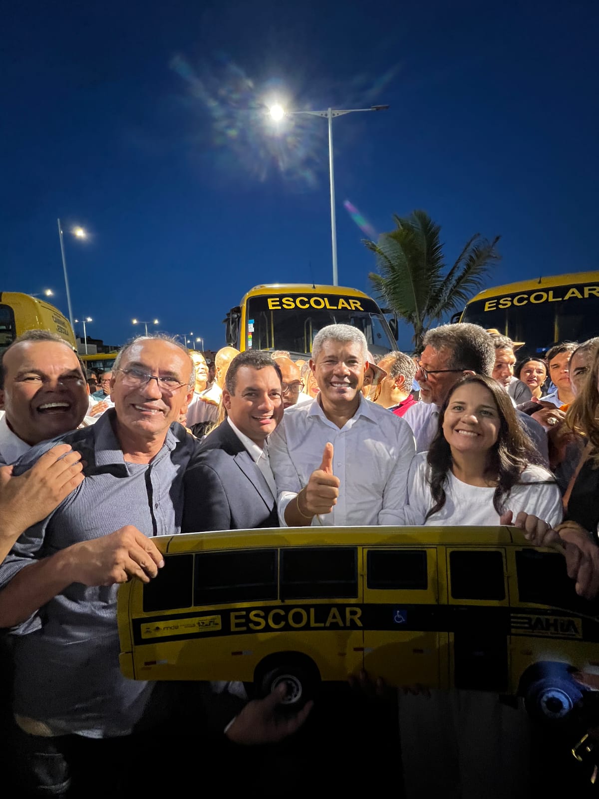 Prefeito Andrei participa do 8º Encontro de Prefeitos e Prefeitas e recebe ônibus escolar para Juazeiro