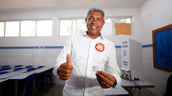 Em Salvador, Jerônimo Rodrigues registra seu voto no primeiro turno nas eleições municipais