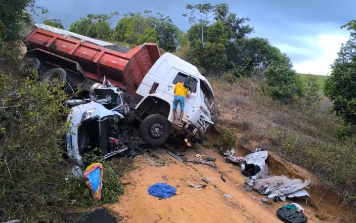 Quatro pessoas da mesma família morrem após batida entre caminhão e dois carros na Bahia; duas das vítimas eram crianças