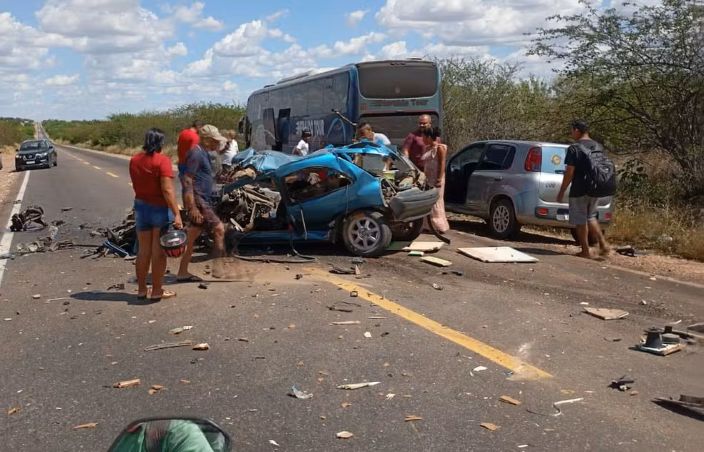 Motorista de carro morre após colisão com ônibus na BR 235, zona rural de Petrolina