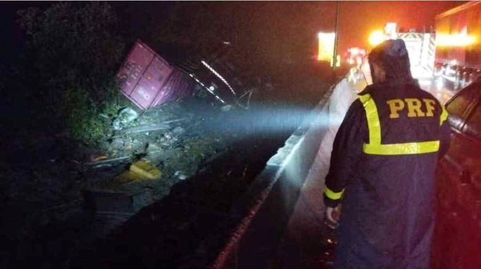 Sete atletas de remo morrem em acidente entre van e carreta