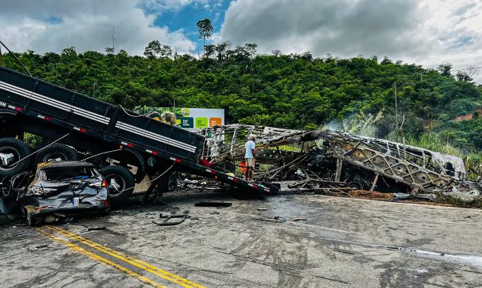 Acidente com ônibus, carreta e carro deixa 22 mortos na BR-116