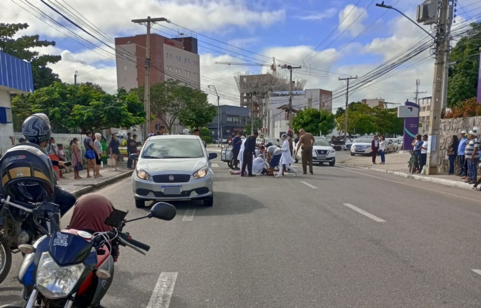 Mulher morre após ser atropelada por carro na Avenida Fernando Góes, em Petrolina