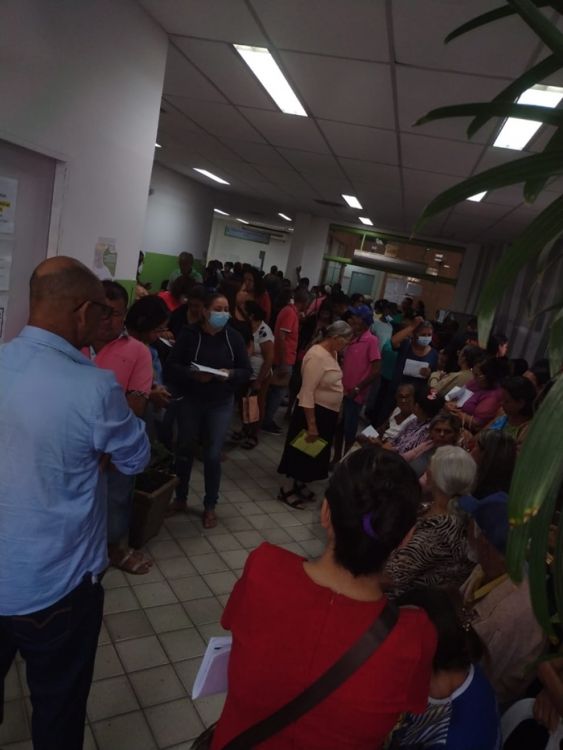 Pacientes chegam de madrugada na Secretaria de Saúde Juazeiro em busca de fichas para atendimento