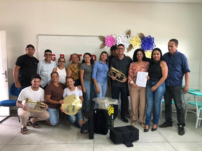 Prefeitura de Juazeiro e Ibacem entregam instrumentos musicais para fanfarra da Escola Municipal Iracy Nunes, em Itamotinga