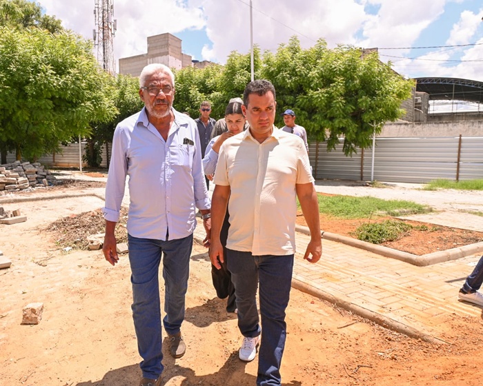 Prefeito busca soluções para a retomada das obras de praças públicas em vários bairros de Juazeiro