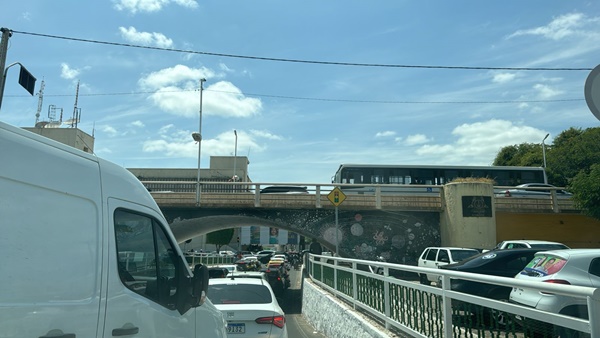 Trânsito lento nas ruas do centro de Juazeiro e Ponte Presidente Dutra