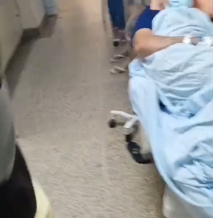 "Pacientes do Hospital Regional de Juazeiro estão em macas espalhadas pelos corredores"