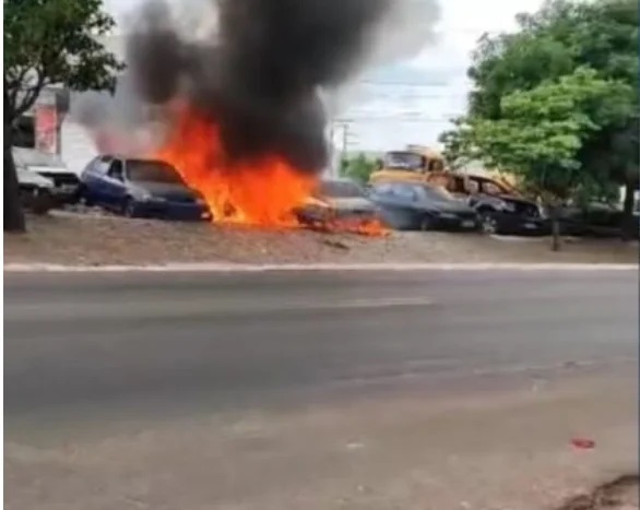 Jovens que atearam fogo em veículos em Araripina são soltos em audiência de Custódia