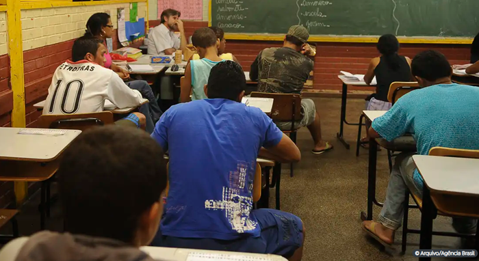 MEC cria programa de apoio a escolas públicas com aulas noturnas