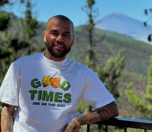 "Bons tempos estão a caminho", diz Daniel Alves na primeira foto desde que deixou a prisão