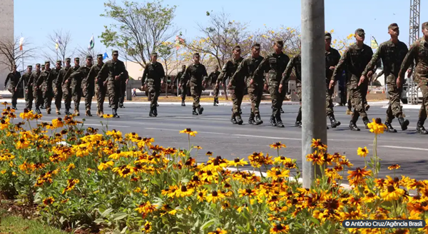 Atletas olímpicos, Zé Gotinha, estudantes e militares participam desfile 07 de setembro