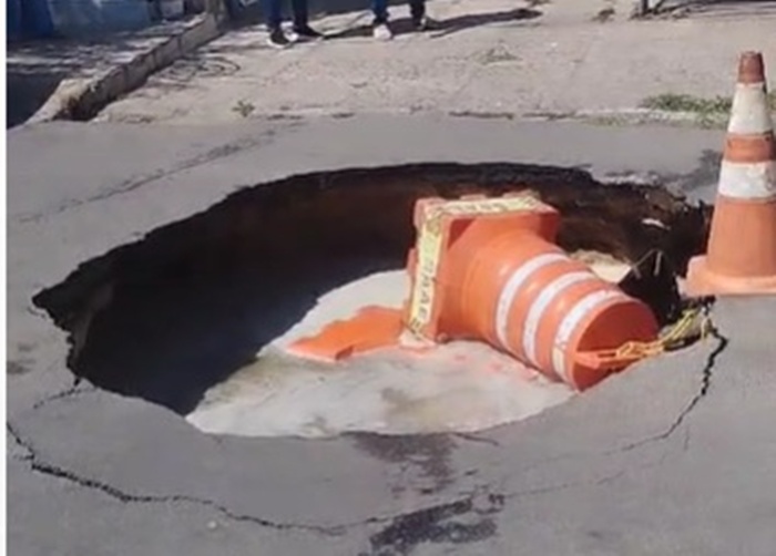 Moradores e comerciantes cobram solução para o buraco que surgiu na Avenida Flaviano Guimarães