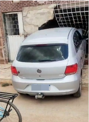 Carro invade residência no bairro João Paulo II em Juazeiro (BA)